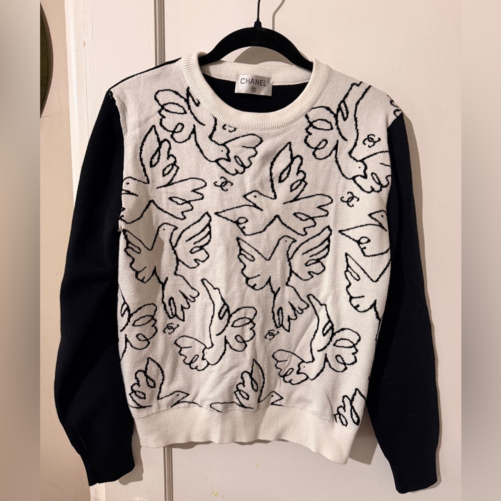 Black Women's Crewneck Sweater - Classic Comfort